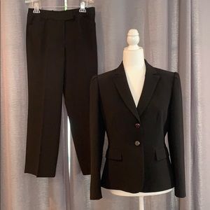 Tahari Jacket/Blazer & Pants Suit Black EUC 8P
